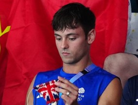 汤姆·戴利(Tom Daley)在奥运会上观看跳水队友比赛时发现了针织