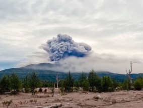 俄罗斯的Shiveluch火山在7.0级强烈地震后喷发